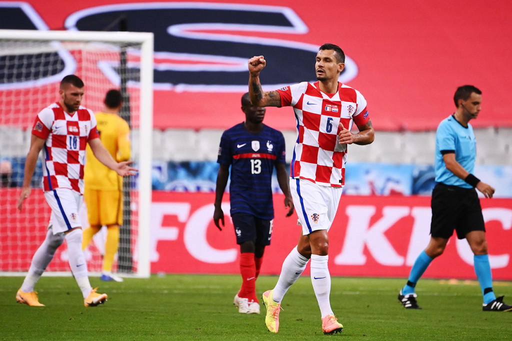 Tuan rumah sempat tertinggal lebih dulu pada menit ke-16 lewat gol bek Dejan Lovren, menyambar bola liar dalam situasi sepak pojok Marcelo Brozovic yang tak mampu diantisipasi kiper Hugo Lloris.