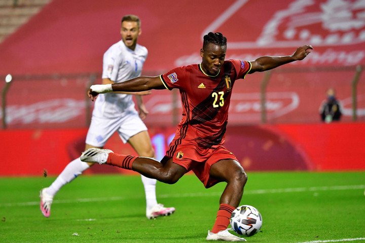 Lantas pada menit ke-17, Michy Batshuayi membalikkan keadaan menjadi 2-1 untuk Belgia dengan menyontek bola liar hasil tembakan Witsel yang tak diantisipasi sempurna kiper Ogmundur Kristinsson.