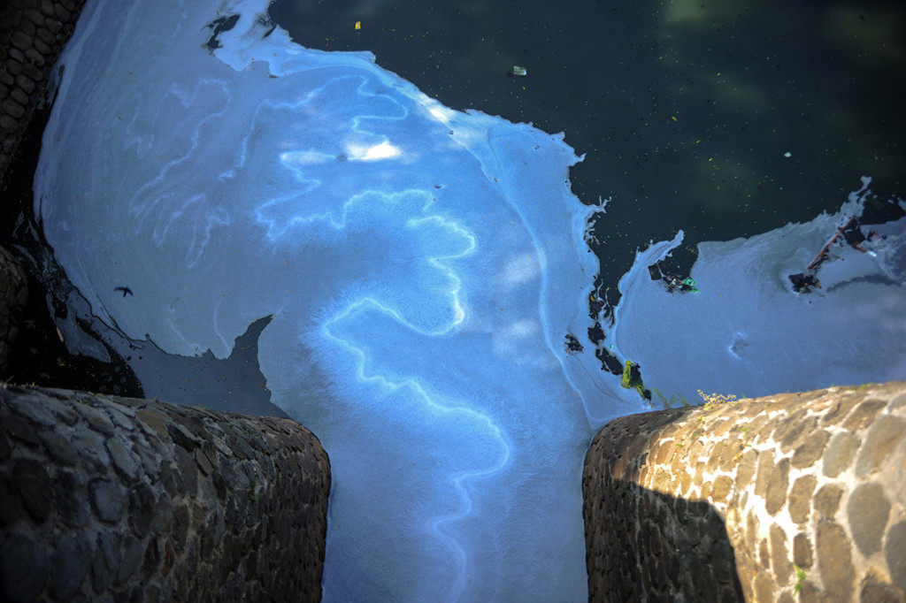 Warga setempat mengeluhkan air Sungai Cipamokolan yang berubah menjadi hitam, berbusa dan menimbulkan bau yang tidak sedap serta berharap agar dinas terkait dapat menanggulangi permasalahan tersebut guna menghindari potensi penyakit yang akan ditimbulkan.