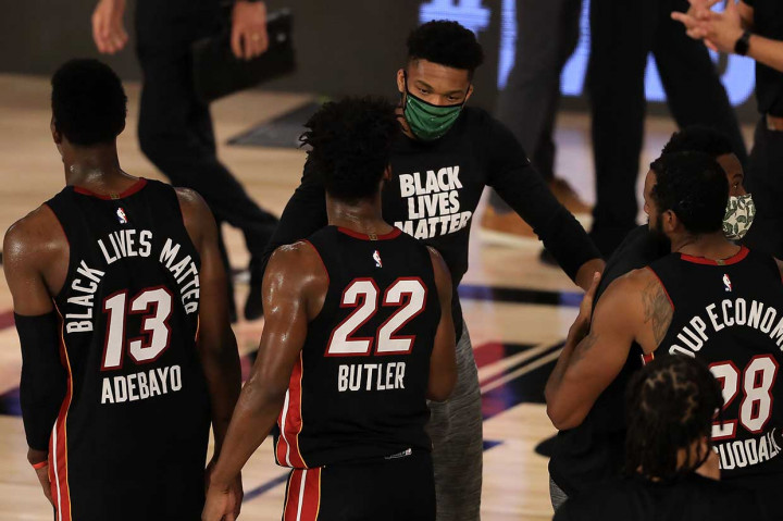 Andalan Milwaukee Bucks Giannis Antetokounmpo memberi ucapan selamat kepada para pemain Miami Heat yang meraih kemenangan di Game Kelima Putaran Kedua Wilayah Timur semifinal Playoff NBA 2020 di The Field House di ESPN Wide World Of Sports Complex, Lake Buena Vista, Florida, Rabu, 9 September 2020 WIB. 