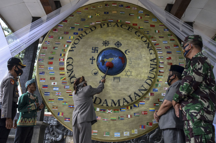 Ritual perayaan gong perdamaian ke-11 yang dihiasi 200 bendera tersebut bertujuan untuk membangun kekuatan dengan kedamaian agar tidak terpecah belah antarsesama saudara serta melestarikan budaya dan kesenian daerah. 
