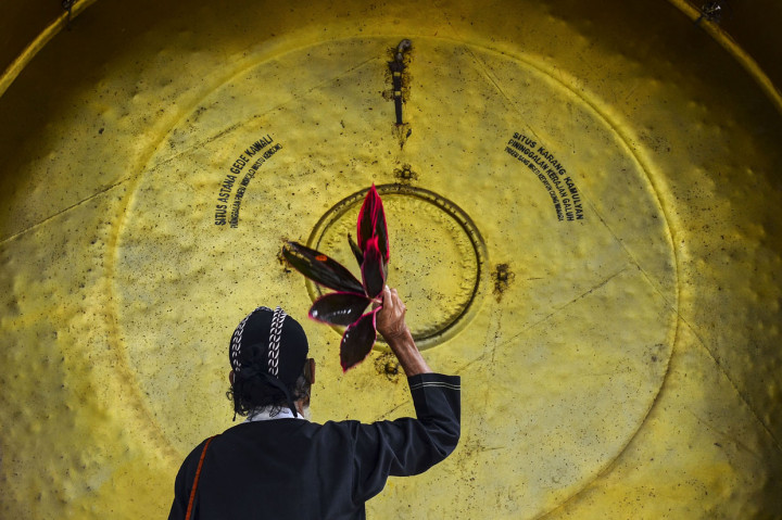 Tokoh adat mengikuti prosesi perayaan peringatan Gong Perdamaian Dunia di Situs Budaya Ciungwanara, Desa Karangkamulyan, Kabupaten Ciamis, Jawa Barat.