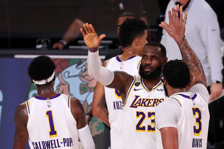 LeBron James mengukir rekor jumlah kemenangan playoff saat Los Angeles Lakers mengalahkan Houston Rockets 112-102 pada semifinal Wilayah Barat playoff NBA 2020 di ESPN Wide World of Sports Complex dekat Orlando, Rabu, 9 September 2020 WIB. Lakers untuk sementara unggul 2-1.