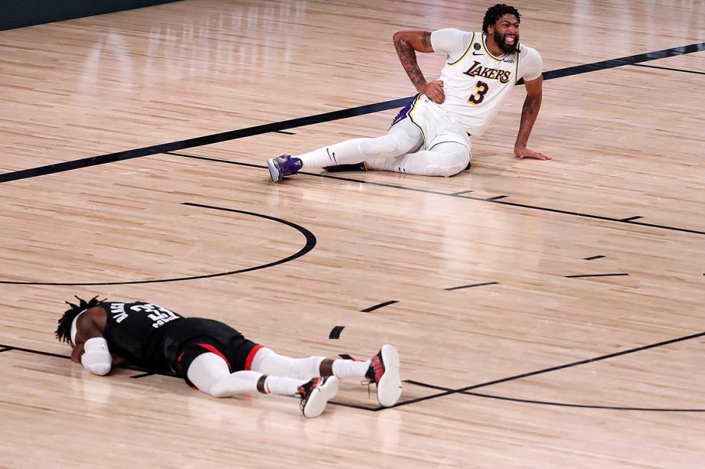 Paga laga tersebut Rockets harus kehilangan forward Robert Covington yang dibopong ke ruang ganti setelah bertabrakan dengan Davis pada kuarter keempat. Sisi kiri wajah Covington mengenai lengan kanan Davis, sementara siku kiri Covington mengenai sisi kanan Davis.