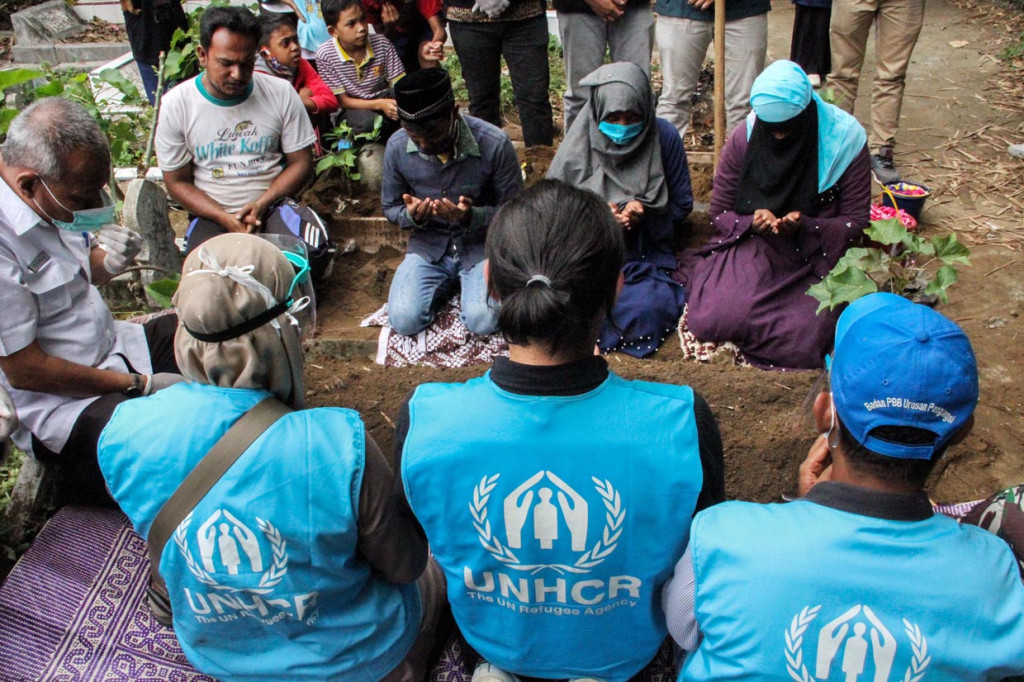Pengungsi etnis Rohingya berdoa seusai pemakaman anggota keluarganya di tempat pemakaman umum Desa Kuta Blang, Lhokseumawe, Aceh.