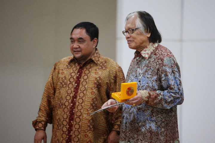 Tokoh Pers Nasional Jakob Oetama (kanan) saat mendapatkan penghargaan Medali Emas Spirit Jurnalisme pada acara Silaturahmi Pers Nasional di Kantor LPP TVRI, Senayan, Jakarta, Selasa, 19 April 2011. MI/Rommy Pujianto