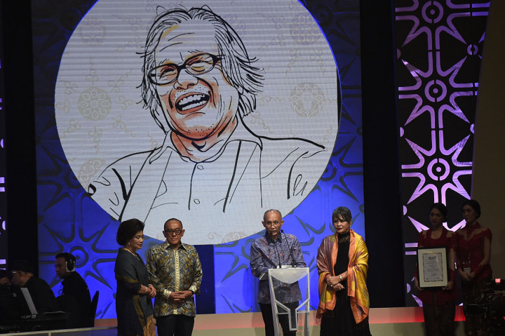 Putra pertama pendiri Kompas Gramedia Jakob Oetama, Irwan Oetama (ketiga kiri) mewakili ayahnya memberikan sambutan usai menerima Penghargaan Achmad Bakrie (PAB) XVII 2019 dari Pelindung Panitia PAB Aburizal Bakrie (kedua kiri) di Jakarta, Rabu, 14 Agustus 2019. ANTARA Foto/Aditya Pradana Putra