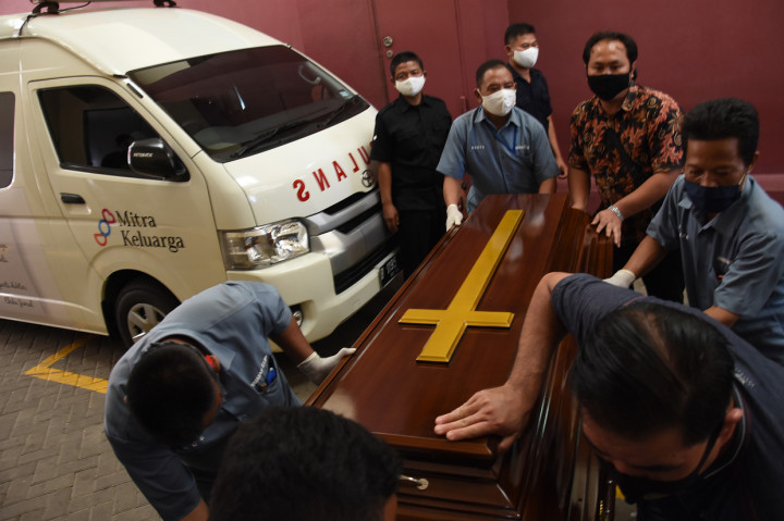 Petugas menyiapkan peti jenazah untuk mendiang pendiri Kompas Gramedia Jakob Oetama di Rumah Sakit Mitra Keluarga Kelapa Gading, Jakarta.

