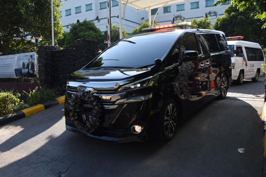Iring-iringan mobil jenazah yang mengangkut mendiang pendiri Kompas Gramedia Jakob Oetama meninggalkan Rumah Sakit Mitra Keluarga Kelapa Gading menuju rumah duka di Jakarta.