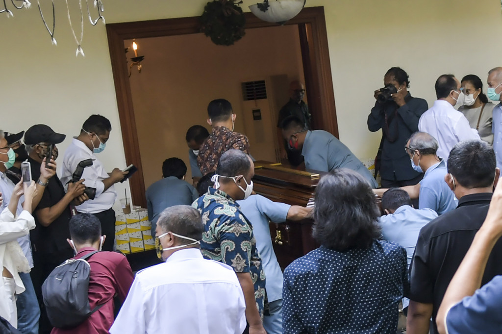 Sejumlah kerabat mengangkat peti jenazah almarhum Pendiri Kompas Gramedia/ Pemimpin Umum Harian Kompas Jakob Oetama tiba di rumah duka di jalan Sriwijaya, Jakarta.
