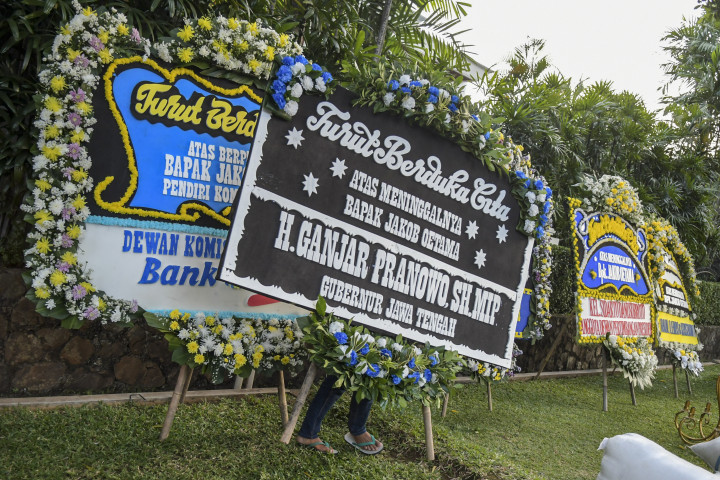 Pekerja membawa karangan bunga untuk almarhum Pendiri Kompas Gramedia/ Pemimpin Umum Harian Kompas Jakob Oetama di rumah duka jalan Sriwijaya, Jakarta.

