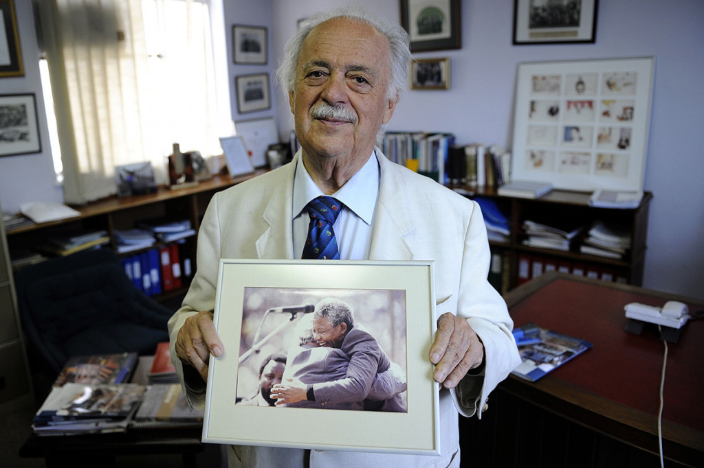 George Bizos, ikon anti-apartheid dan pengacara hak asasi manusia terkenal yang membela Nelson Mandela atas tuduhan pengkhianatan yang lolos dari hukuman mati, meninggal pada Rabu, 9 September 2020 waktu setempat, dalam usia 92 tahun.