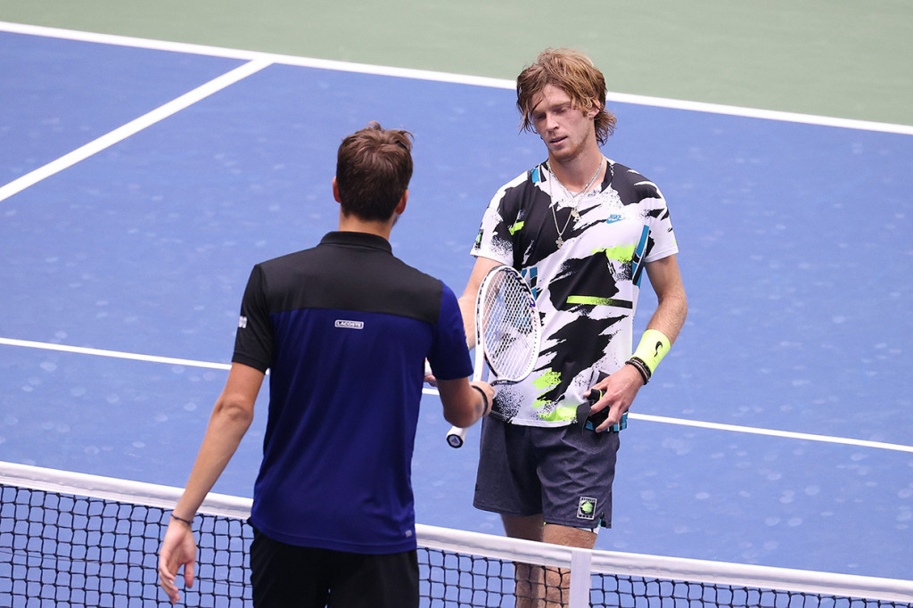 Medvedev mengatasi lawannya yang menjadi unggulan 10 itu dengan skor 7-6 (8/6), 6-3, 7-6 (7/5), dalam waktu 2 jam 27 menit di Stadion Arthur Ashe.