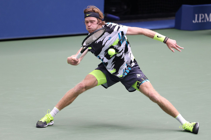 Medvedev dan Rublev, 22, sudah saling kenal sejak berkompetisi di turnamen di bawah sepuluh tahun di Rusia. Medvedev sekarang unggul 3-0 atas temannya tersebut di tenis profesional.