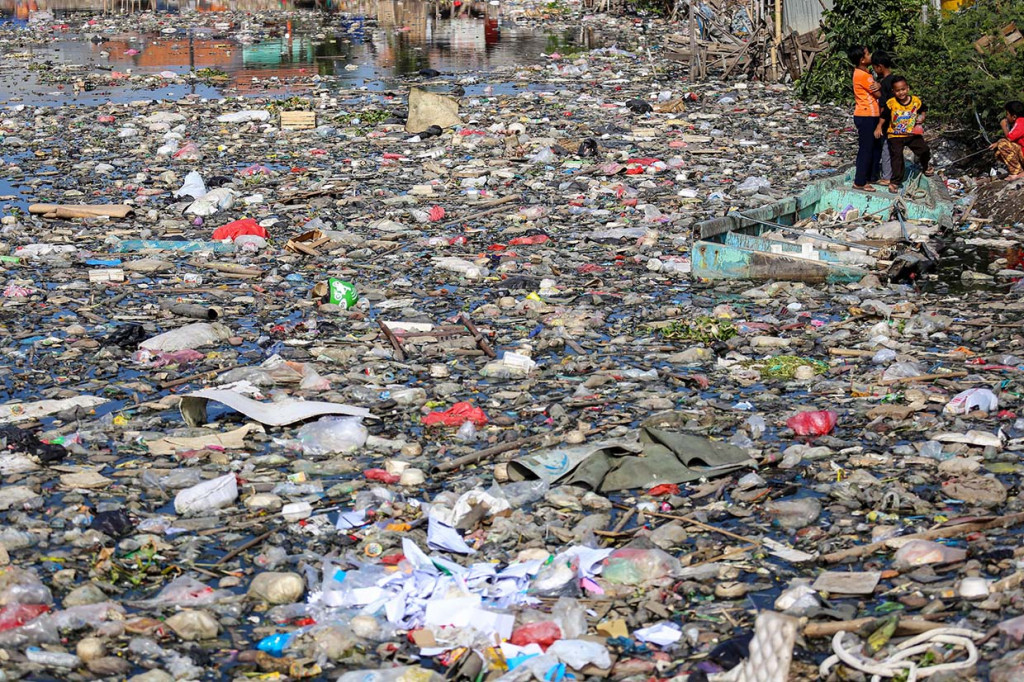 Kali tersebut dipenuhi oleh sampah sehingga menimbulkan bau tak sedap yang berpotensi menimbulkan penyakit untuk masyarakat di kawasan tersebut.