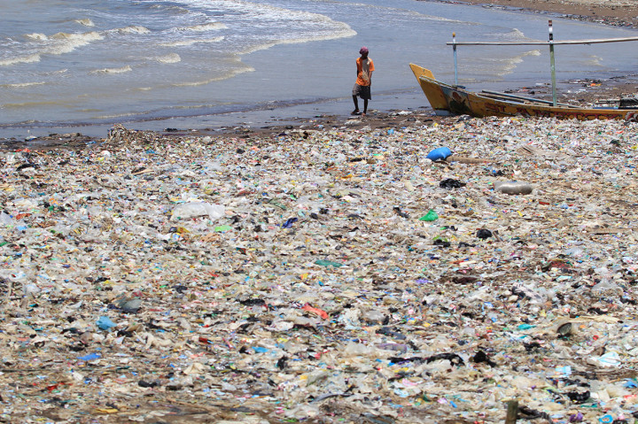 Di tempat lain, sampah plastik menumpuk di Pantai Dadap, Juntinyuat, Indramayu, Jawa Barat. Sampah yang sebagian besar berasal dari limbah rumah tangga dan plastik tersebut terseret arus dan menumpuk sehingga mencemari kawasan pantai.