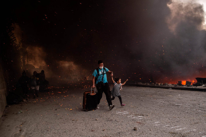 Kepanikan melanda para pencari suaka akibat tempat tinggalnya di kamp pengungsi terbesar Yunani di Lesbos, mengalami kebakaran hebat, Rabu, 9 September 2020 waktu setempat.
