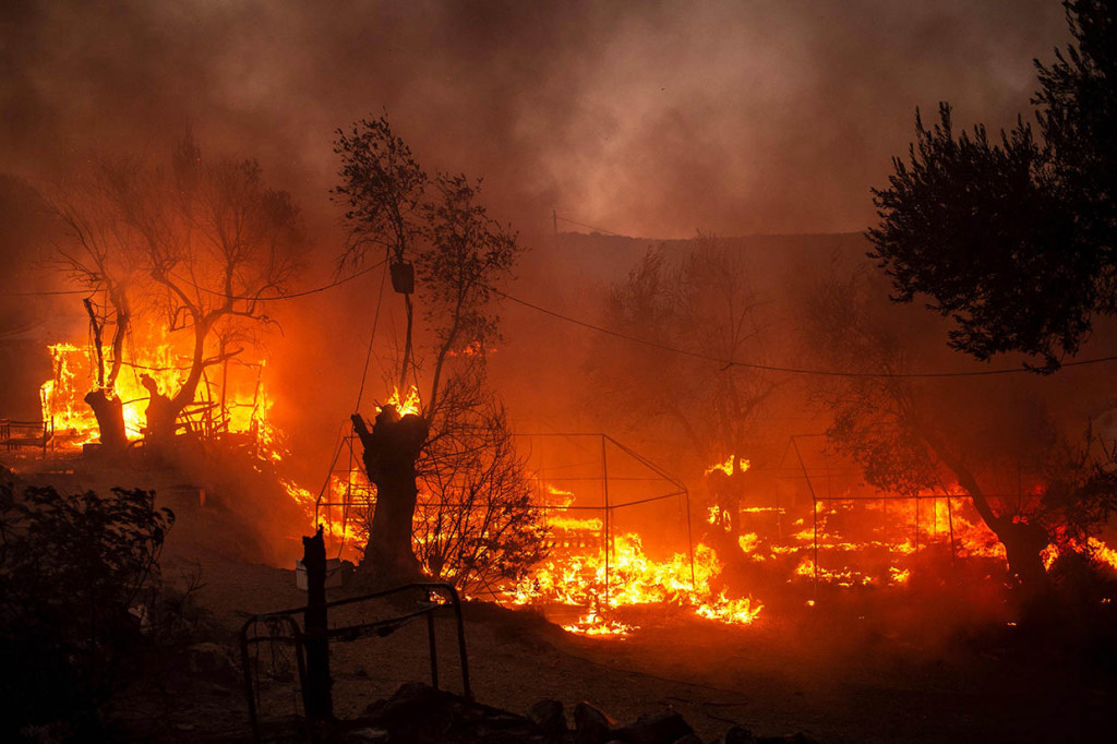 Kebakaran terjadi beberapa jam setelah 35 orang di kamp Moria dinyatakan positif mengidap virus korona, membuat ribuan imigran menyelamatkan diri ke kebun zaitun di sekitarnya.