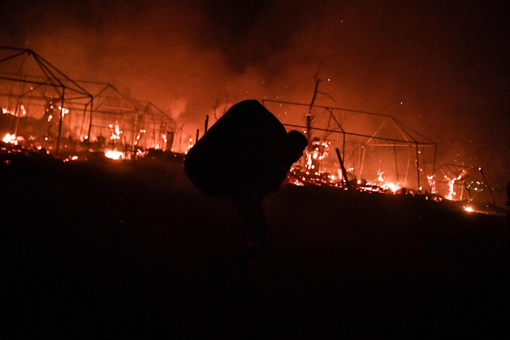 Sementara negara-negara Eropa seperti Jerman hingga Norwegia - bersama dengan para pemimpin Uni Eropa - telah menawarkan bantuan dan simpati, para pejabat Yunani menyalahkan para migran atas kebakaran tersebut.