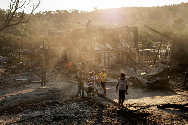Berhenti menuduh pembakaran, Perdana Menteri Yunani Kyriakos Mitsotakis mengatakan kobaran api itu karena reaksi kekerasan di kamp terhadap pengujian virus, sementara Menteri Migrasi Notis Mitarachi mengatakan pencari suaka menjadi penyebab kebakaran karena tindakan karantina diberlakukan setelah tes positif.