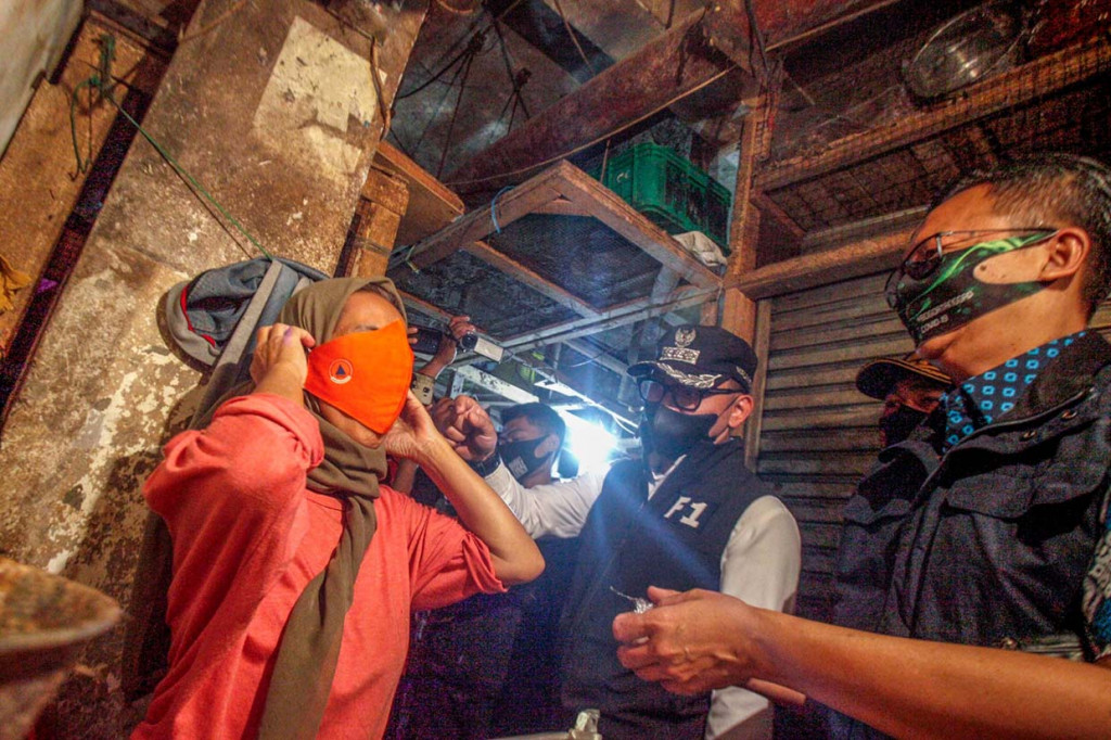 Wali Kota Bogor Bima Arya (tengah) menegur pedagang untuk menggunakan masker dalam razia gabungan bersama TNI, Polri, dan Satpol PP di Pasar CIawi, Kabupaten Bogor, Jawa Barat, Kamis, 10 September 2020. 