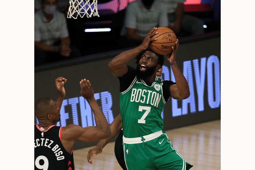 Jaylen Brown mengemas 31 poin dan 16 rebound untuk memimpin perolehan poin Celtics. Marcus Smart mengukir 23 poin, 11 rebound, dan sepuluh assist pada 'triple-double' kedua sepanjang kariernya. Jayson Tatum mencatatkan 29 poin, 14 rebound, dan sembilan assist. Sedangkan Kemba Walker hanya memasukkan lima poin.
