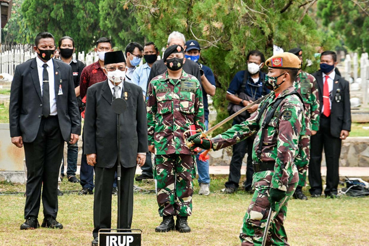 Wakil Presiden ke-10 dan 12 RI, Jusuf Kalla, memimpin upacara pemakaman tokoh pers nasional Jakob Oetama di Taman Makam Pahlawan (TMP) Kalibata, Jakarta Selatan, Kamis, 10 September 2020.