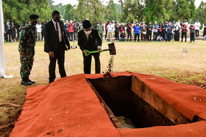 Jusuf Kalla juga menjadi orang pertama yang menimbunkan tanah menggunakan sekop ke liang lahat anggota MPR RI periode 1971 hingga 1977 tersebut yang disusul perwakilan keluarga Jakob Oetama.