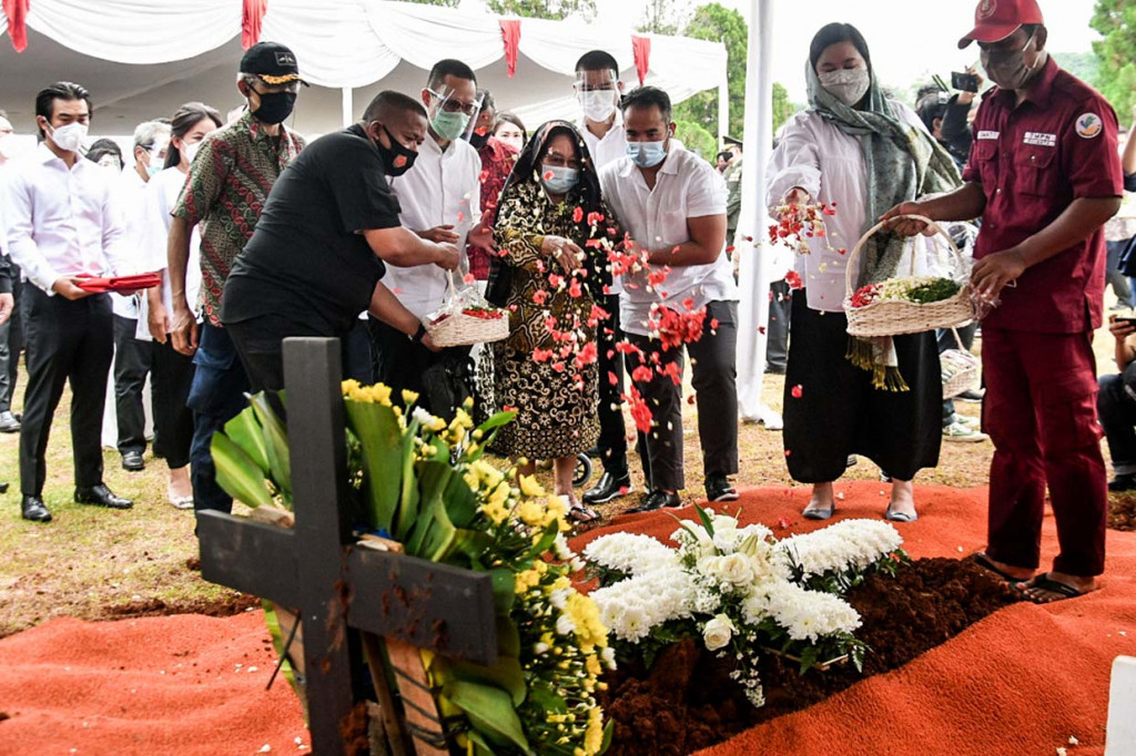 Tokoh pers nasional kelahiran 27 September 1931 di Desa Jowahan, Borobudur, Jawa Tengah tersebut meninggal dunia pada Rabu, 10 September 2020 siang pukul 13.05 WIB. Sebelumnya, almarhum sudah melalui masa kritis atau koma sejak Minggu, 6 September 2020 sore akibat penyakit yang dideritanya.