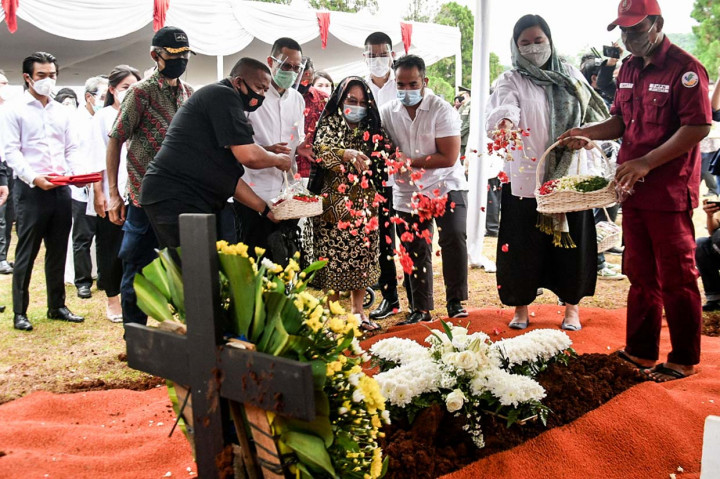 Tokoh pers nasional kelahiran 27 September 1931 di Desa Jowahan, Borobudur, Jawa Tengah tersebut meninggal dunia pada Rabu, 10 September 2020 siang pukul 13.05 WIB. Sebelumnya, almarhum sudah melalui masa kritis atau koma sejak Minggu, 6 September 2020 sore akibat penyakit yang dideritanya.