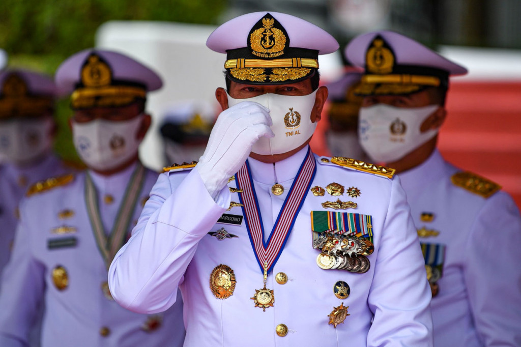 Kepala Staf Angkatan Laut (KSAL) Laksamana TNI Yudo Margono (tengah) memimpin upacara peringatan HUT ke-75 TNI AL di Lapangan Bendera Gedung Utama RE. Martadinata Mabesal, Cilangkap, Jakarta.