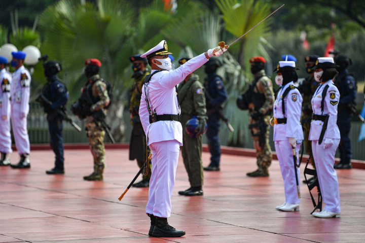 Suasana upacara peringatan HUT ke-75 TNI AL di Lapangan Bendera Gedung Utama RE. Martadinata Mabesal, Cilangkap, Jakarta.
