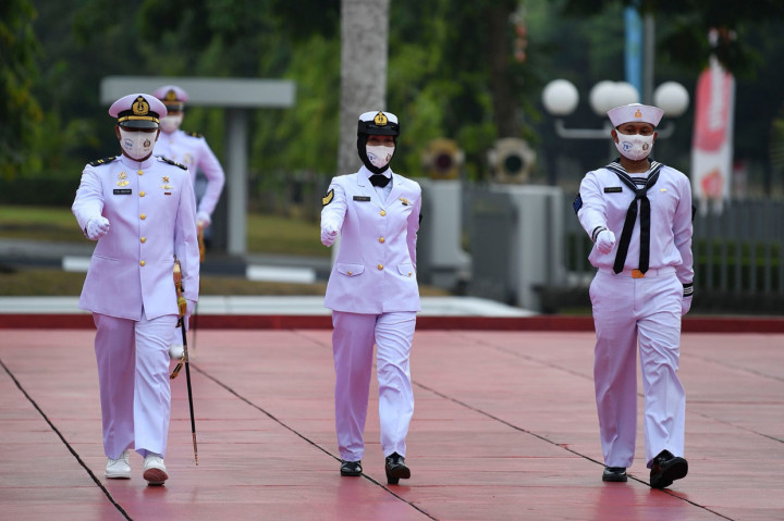 Tiga orang prajurit TNI AL penerima tanda kehormatan Satya Lencana Kesetiaan berjalan saat upacara peringatan HUT ke-75 TNI AL di Lapangan Bendera Gedung Utama RE. Martadinata Mabesal, Cilangkap, Jakarta.