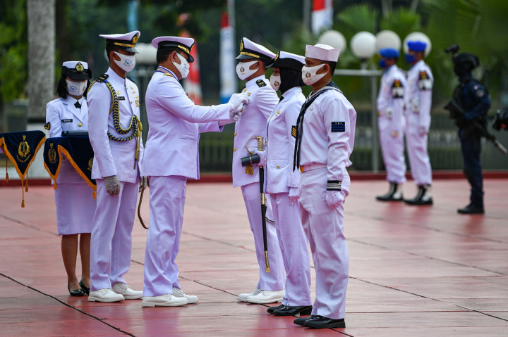Kepala Staf Angkatan Laut (KSAL) Laksamana TNI Yudo Margono (ketiga kiri) menyematkan tanda kehormatan Satya Lencana Kesetiaan kepada prajurit saat upacara peringatan HUT ke-75 TNI AL di Lapangan Bendera Gedung Utama RE. Martadinata Mabesal, Cilangkap, Jakarta.