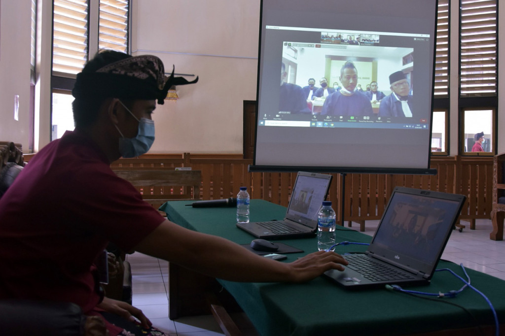 Terdakwa Jerinx berserta kuasa hukumnya melakukan aksi 