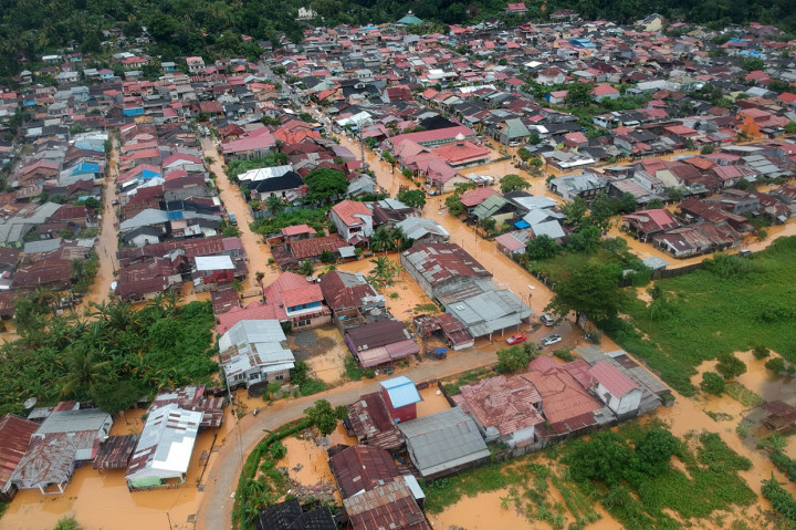 Foto udara banjir merendam rumah di Jondul Rawang, Kota Padang, Sumatera Barat, Kamis, 10 September 2020.