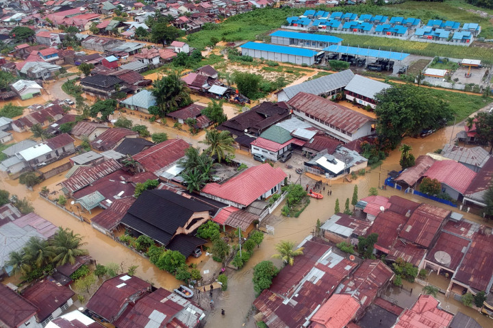 Sejumlah rumah di kawasan tersebut terendam banjir akibat intensitas hujan tinggi sejak Rabu, 9 September 2020 malam. 