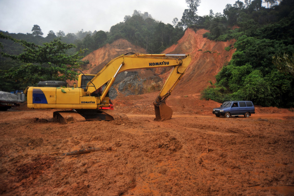 Sementara longsor terjadi di Kelok Jariang Bungus Teluk Kabung, Jalan Lama Koto Kaciak menuju ke Pantai Air Manis, dan empat titik lainnya.
