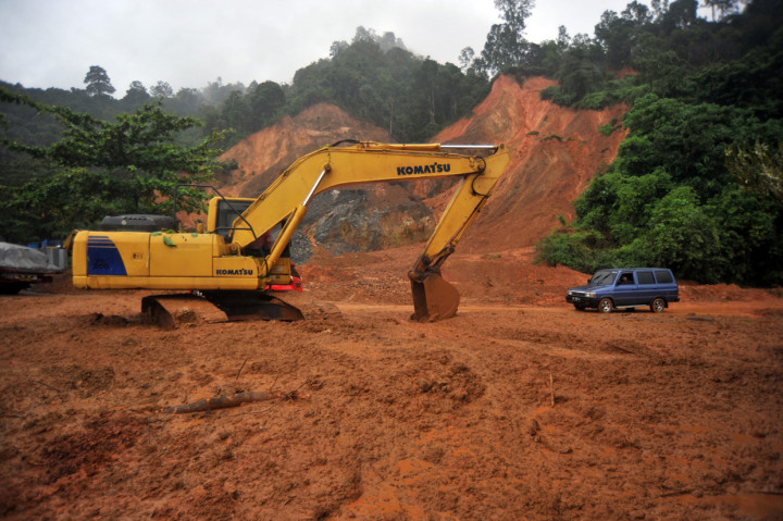 Sementara longsor terjadi di Kelok Jariang Bungus Teluk Kabung, Jalan Lama Koto Kaciak menuju ke Pantai Air Manis, dan empat titik lainnya.