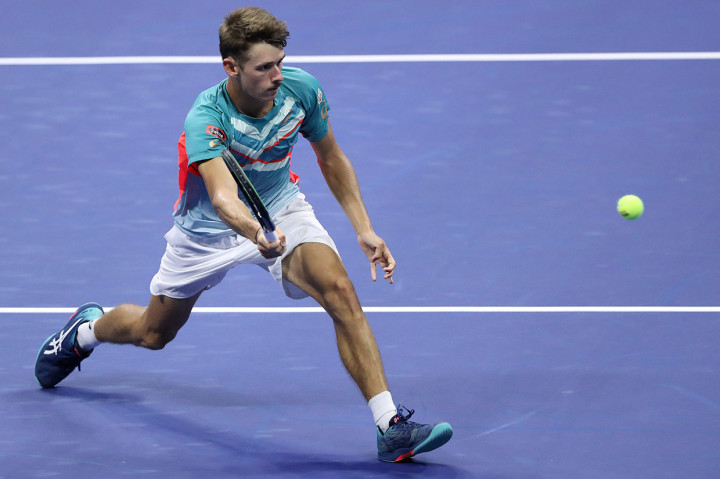 Thiem juga memenangkan 83 persen poin servis pertama, sementara de Minaur, yang bermain di perempat final Grand Slam pertamanya, hanya bisa mengelola 49 persen.