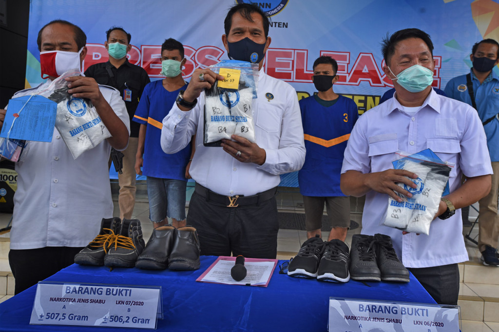Kepala Badan Narkotika Nasional (BNN) Banten Hendri Marpaung (tengah) didampingi staf memperlihatkan barang bukti narkotika jenis sabu selundupan saat rilis di Serang.