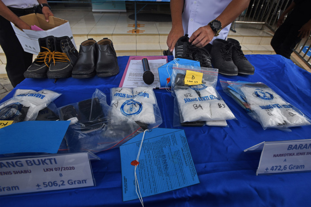 Aparat BNN Banten menangkap empat orang tersangka masing-masing MN, MI, SB, dan HR saat tiba di Bandara Soekarno Hatta pada 6 September lalu karena menyelundupkan 2,2 kilogram narkotika jenis sabu dari Medan yang disembunyikan dalam sepatu mereka.