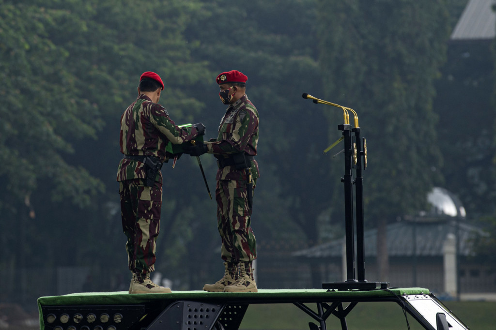 Komandan Jenderal (Danjen) Komando Pasukan Khusus (Kopassus) TNI Angkatan Darat (AD) yang baru, Brigjen TNI Mohammad Hassan (kanan) dan Mayjen TNI I Nyoman Cantiasa (kiri) melaksanakan upacara serah terima pasukan Kopassus di Markas Kopassus, Cijantung, Jakarta.