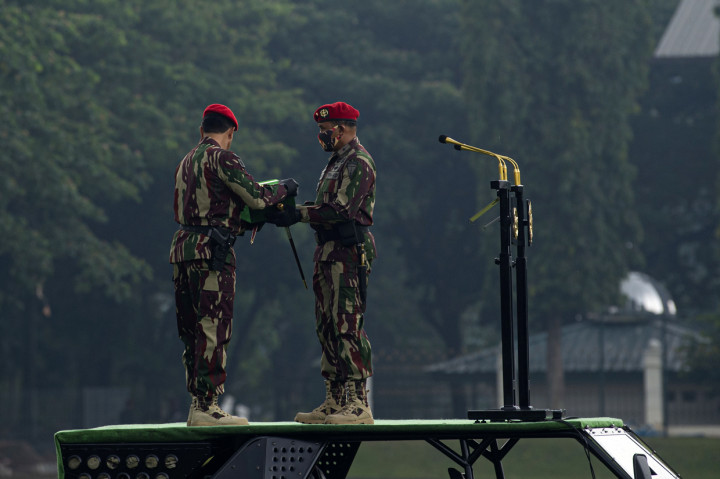 Komandan Jenderal (Danjen) Komando Pasukan Khusus (Kopassus) TNI Angkatan Darat (AD) yang baru, Brigjen TNI Mohammad Hassan (kanan) dan Mayjen TNI I Nyoman Cantiasa (kiri) melaksanakan upacara serah terima pasukan Kopassus di Markas Kopassus, Cijantung, Jakarta.
