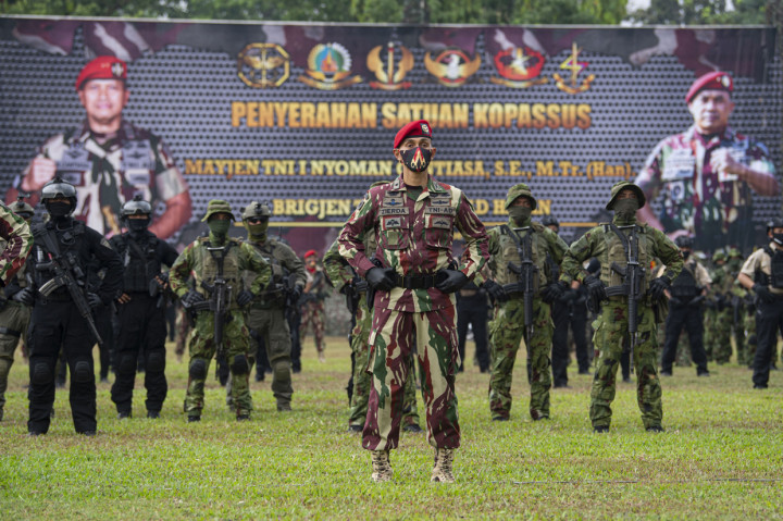 Sejumlah prajurit berbaris dalam upacara serah terima pasukan dari Komandan Jenderal (Danjen) Komando Pasukan Khusus (Kopassus) TNI Angkatan Darat (AD) yang lama, Mayjen TNI I Nyoman Cantiasa ke Danjen Kopassus yang baru, Brigjen TNI Mohammad Hassan di Markas Kopassus, Cijantung, Jakarta.