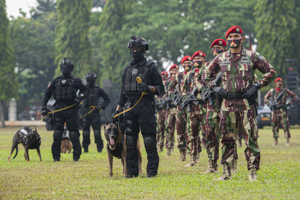 Suasana upacara serah terima pasukan dari Komandan Jenderal (Danjen) Komando Pasukan Khusus (Kopassus) TNI Angkatan Darat (AD) yang lama, Mayjen TNI I Nyoman Cantiasa ke Danjen Kopassus yang baru, Brigjen TNI Mohammad Hassan di Markas Kopassus, Cijantung, Jakarta.
