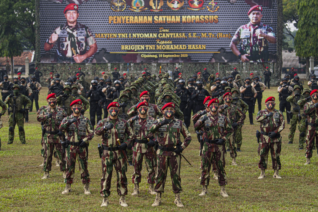 Komandan Jenderal (Danjen) Komando Pasukan Khusus (Kopassus) TNI Angkatan Darat (AD) yang baru, Brigjen TNI Mohammad Hassan (depan, kanan) dan Mayjen TNI I Nyoman Cantiasa (depan, kiri) berfoto dengan jajaran petinggi dan prajurit Kopassus usai melaksanakan upacara serah terima pasukan di Markas Kopassus, Cijantung, Jakarta.