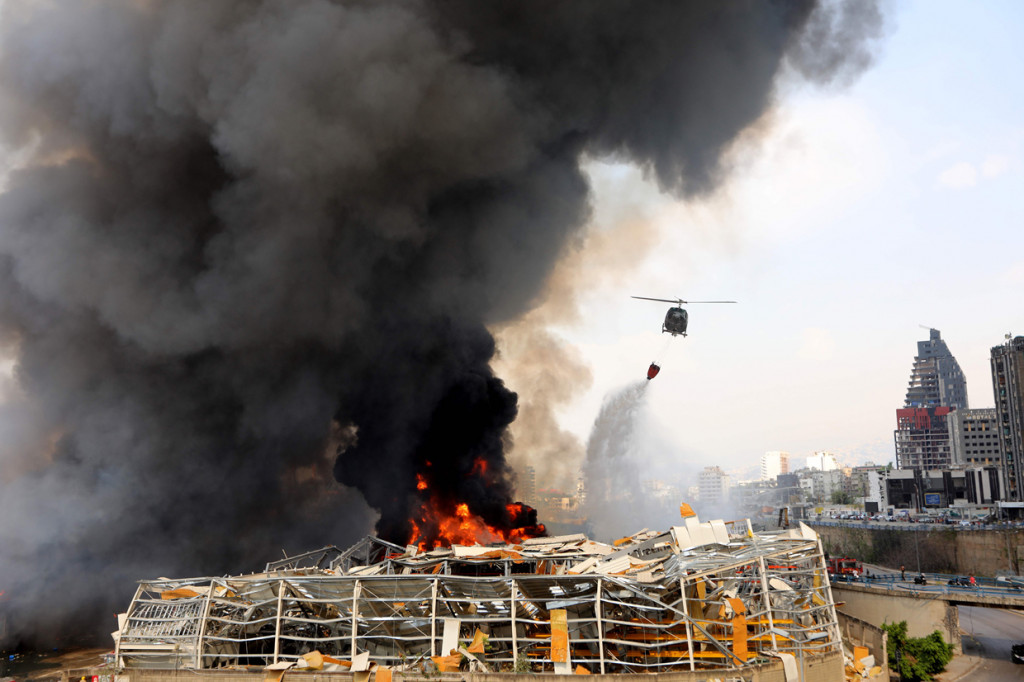 Militer Lebanon menyatakan, operasi untuk memadamkan api dilakukan dengan helikopter dikerahkan untuk menjinakkan si jago merah.