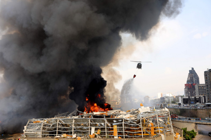 Militer Lebanon menyatakan, operasi untuk memadamkan api dilakukan dengan helikopter dikerahkan untuk menjinakkan si jago merah.