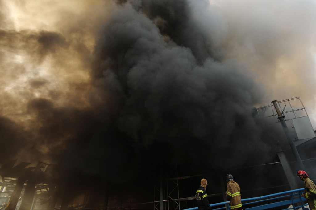 Selain melakukan pemadaman, petugas terkait pun akan mendalami penyebab terjadinya kebakaran besar di kawasan pelabuhan tersebut.